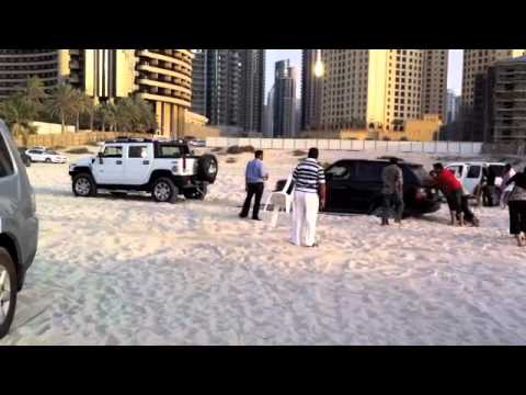 NHg1ZkRmTnJPM2cx_o_dubai-beach-car-park-range-rover-fail.jpg